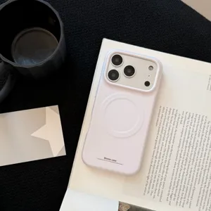 Vue détaillée d'une coque iPhone magnétique mate avec texte élégant posée sur un livre
