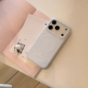 Gedetailleerd overzicht witte MagSafe iPhone-hoes met roze sterren en matte finish