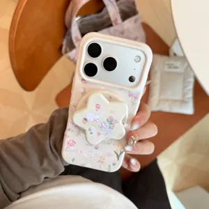 Vista detallada de la funda para iPhone con conejo floral y soporte de estrella a juego
