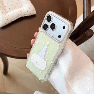 Détail de la coque iPhone avec petit chien à chapeau étoilé sur fond vert pailleté