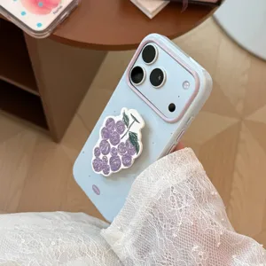 Vue détaillée d'une coque de téléphone bleu clair avec un support en forme de raisin
