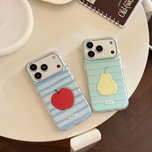 Détail de deux coques iPhone avec des rayures d'été et des illustrations de fruits mignons
