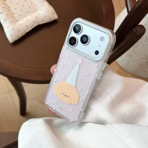 Gros plan d'une coque transparente avec un chien mignon, un chapeau étoilé et des paillettes.