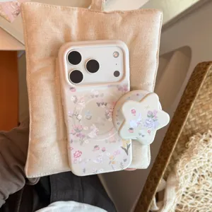 Primer plano de funda de iPhone con conejo floral y soporte de estrella