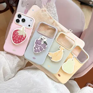 Gros plan de coques de téléphone aux motifs de fruits avec supports assortis