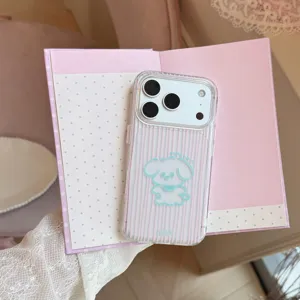 Detail van het transparante iPhone-hoesje met roze verticale strepen en blauwe puppy