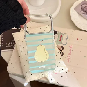 Gros plan d'une coque iPhone à rayures style estival avec un joli motif de poire jaune
