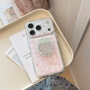 Vue détaillée d'une coque iPhone rose à carreaux avec support fraise et détails lapin