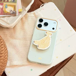Gros plan d'une coque iPhone vert pastel avec un support de téléphone forme banane