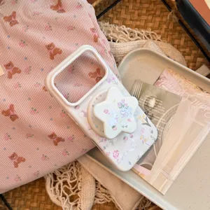 Primer plano funda de móvil de conejo floral con soporte de estrella