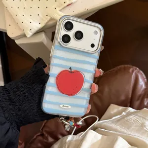 Détail de coque iPhone rayée avec une pomme rouge dessinée à la main et le lettrage Bonne