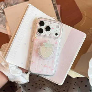 Détail de la coque iPhone rose à carreaux avec un support miroir fraise mignon.