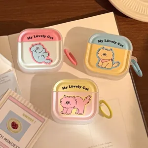 Primo piano di custodie AirPods con gatto carino e anelli moschettoni colorati vivaci