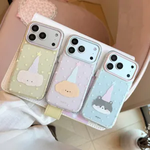Vue détaillée de trois coques iPhone mignonnes avec petits animaux et chapeaux étoilés