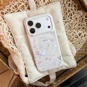 Detalle de una funda magnética con estampado de flores y conejos sobre una bolsa de lino