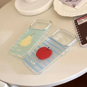 Gros plan de coques de téléphone d'été rayées avec des motifs de pomme et de poire.