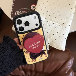 Détail de la coque iPhone avec imprimé teckel et support pop socket en cœur rouge