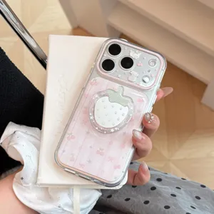 Gros plan sur la coque iPhone à carreaux roses avec support miroir fraise