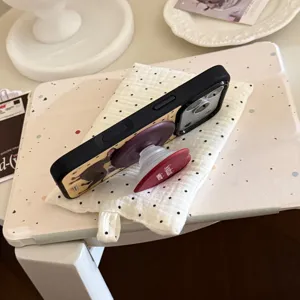 Vue latérale de la coque iPhone avec motif teckel et support pop socket rouge assorti.