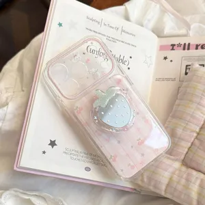 Détail d'un support miroir fraise sur une coque iPhone rose à carreaux mignonne