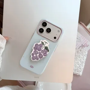 Gros plan de la coque bleu clair avec motif de raisin et support de bague assorti.