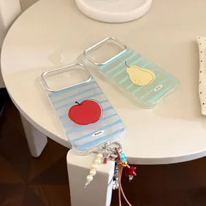 Détail des coques iPhone à rayures avec motifs pomme et poire et lanière de perles.
