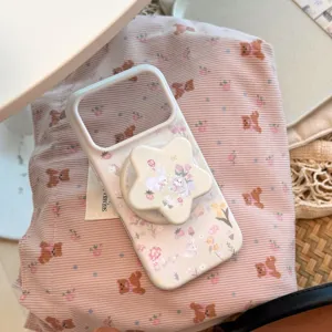 Primer plano de funda de iPhone con dibujo de conejo y soporte de estrella