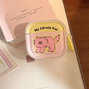 Primo piano della custodia rosa per AirPods con gatto animato e anello giallo