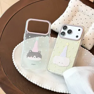 Vue détaillée de la coque mignonne pour iPhone avec motif d'animal et chapeau de fête