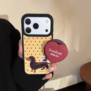 Coque iPhone élégante avec imprimé teckel mignon et support de téléphone cœur rouge