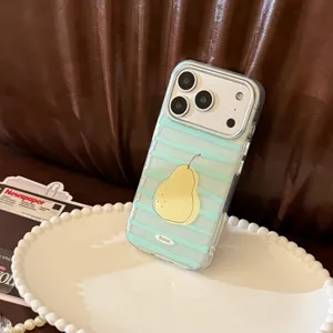 Détail d'une coque iPhone aux rayures bleu clair avec une illustration de poire jaune.