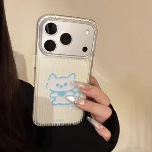 Detailweergave van een transparant iPhone-hoesje met strepen en blauwe cartoonkat
