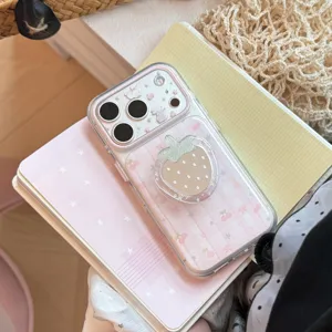 Coque iPhone esthétique à carreaux roses avec un joli support de préhension fraise.
