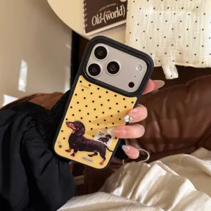 Gros plan d'une coque iPhone tendance à pois jaunes avec motif teckel et cadre noir.