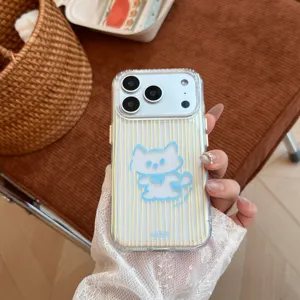 Detailweergave van een transparant iPhone-hoesje met gele strepen en een schattige blauwe kat