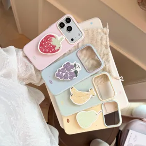 Détail de coques de téléphone aux fruits d'été avec supports mignons en tons pastel doux