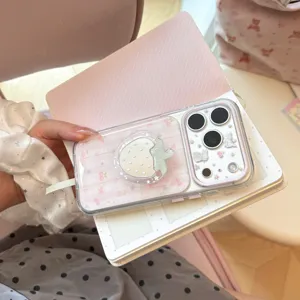 Vue détaillée de la coque iPhone à carreaux roses avec support miroir fraise.