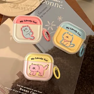 Dettaglio delle adorabili custodie per AirPods con gatto cartoon in colori pastello.