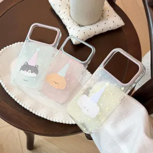 Vue détaillée de trois coques iPhone mignonnes avec animaux, étoiles et paillettes