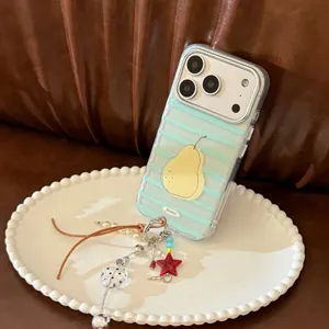 Détail de la coque iPhone rayée avec motif poire et breloque en perles élégante