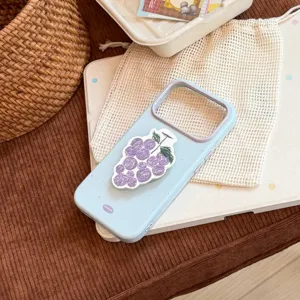 Coque iPhone bleu pastel avec illustration de raisin dessinée à la main et support grip