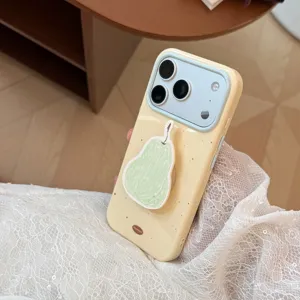 Vue détaillée d'une coque iPhone crème avec un support de téléphone poire verte