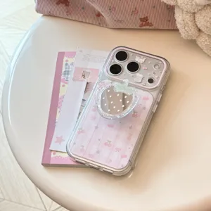 Coque iPhone à carreaux roses avec support miroir fraise mignon dans un décor.