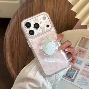 Détail de la coque pour iPhone à carreaux roses avec un support en forme de fraise