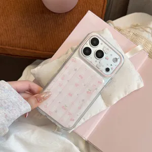 Vue détaillée de la coque iPhone à carreaux roses avec breloques lapin et chat 3D