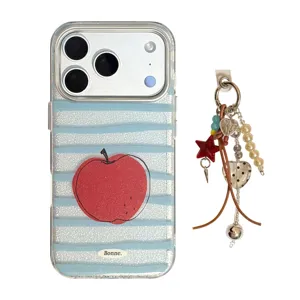 Coque iPhone à rayures bleues avec motif pomme rouge et dragonne à breloques colorées