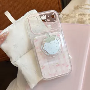Détail d'une coque iPhone à carreaux roses avec un joli support de miroir en forme de fraise