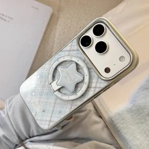 Détail de la coque iPhone à carreaux bleu clair avec support magnétique en forme d'étoile argent