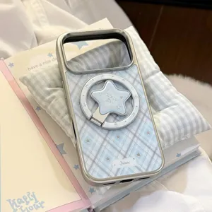 Détail de la coque iPhone à carreaux bleu clair avec support magnétique en forme d'étoile.