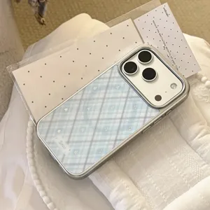 Détail de la coque iPhone à carreaux bleus avec étoiles et cadre en métal